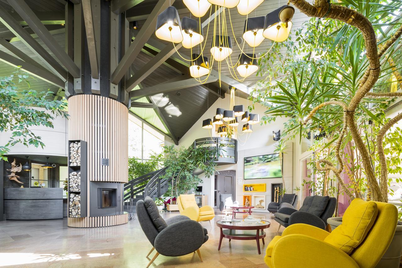 Le Bois Dormant-Hotel Restaurant & Spa Logis Hotel ชอมปาญโญล ภายนอก รูปภาพ